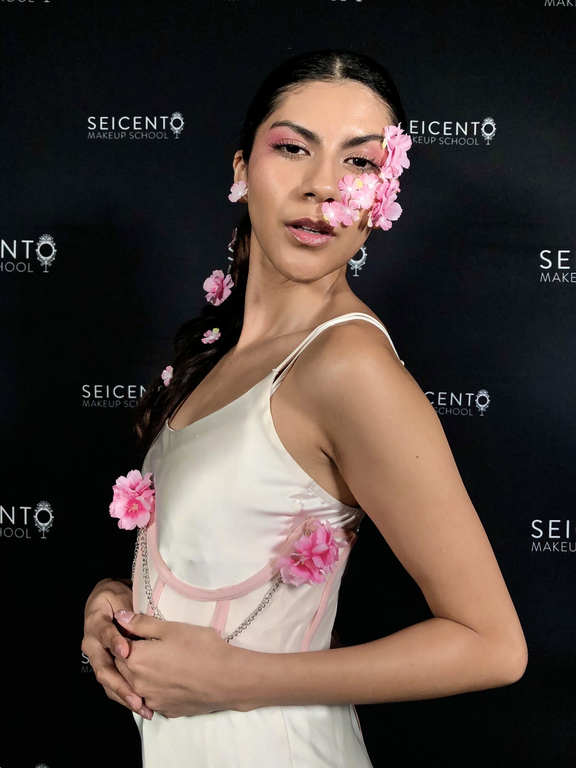 MAQUILLAJE EDITORIAL CON APLICACIÓN FLORAL por Vale